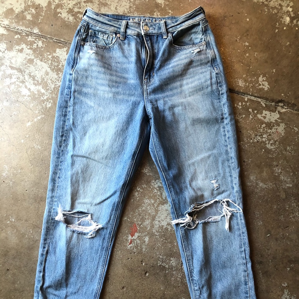 American Eagle Highwaisted Curvy Mom Jeans